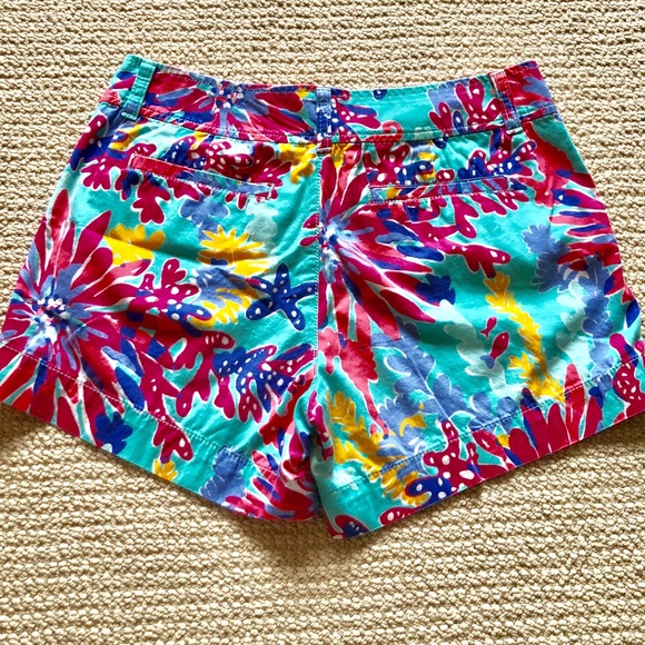 Lilly Pulitzer colorful Callahan shorts. Size 4 - Picture 6 of 8